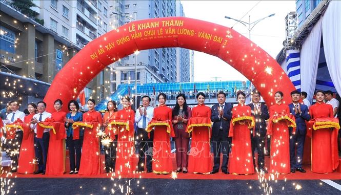 Delegates cut the ribbon to open the tunnel.  VNA Photo: Tuấn Anh