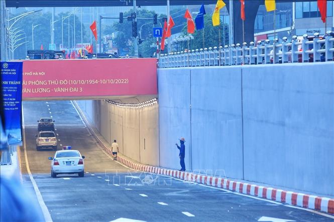 Vehicles in the tunnel during its inauguration day. VNA Photo: Tuấn Anh