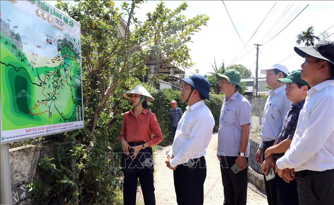 Trong ảnh: Du khách được giới thiệu thông tin về làng Gò Cỏ trước khi vào làng. Ảnh: Đinh Hương – TTXVN