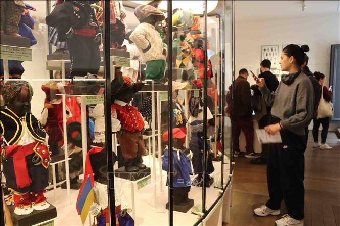 Du khách tham quan Bảo tàng trang phục Manneken Pis ở Brussels. Ảnh: Hương Giang - PV TTXVN tại Bỉ