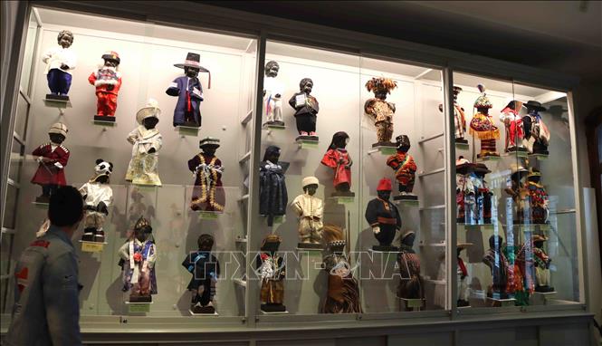 Du khách tham quan Bảo tàng trang phục của Manneken Pis. Ảnh: Hương Giang - PV TTXVN tại Bỉ