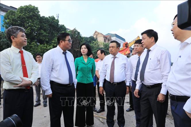 Chủ tịch UBND Thành phố Hà Nội Trần Sỹ Thanh cùng các đại biểu tham dự lễ khởi công. Ảnh: Tuấn Anh - TTXVN