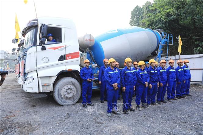 Trong ảnh: Các công nhân và phương tiện, máy móc đơn vị thi công tham gia xây dựng dự án. Ảnh: Tuấn Anh - TTXVN