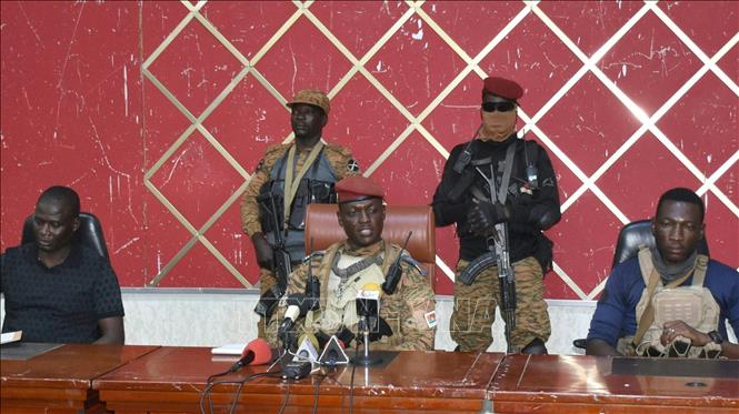 Trong ảnh: Đại úy Ibrahim Traore (giữa, phía trước) tại một cuộc họp ở Ouagadougou, Burkina Faso ngày 2/10/2022. Ảnh: AFP/TTXVN