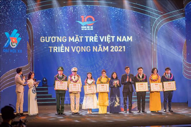 Trong ảnh: Đoàn viên Nguyễn Thị Ngọc Hà đón nhận Bằng khen Gương mặt trẻ Việt Nam triển vọng 2021. Ảnh: TTXVN phát