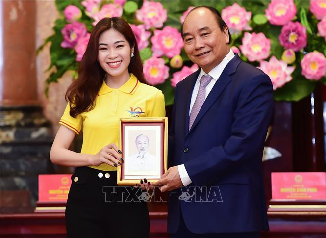 Trong ảnh: Đoàn viên Nguyễn Thị Ngọc Hà vinh dự nhận quà tặng của Chủ tịch nước Nguyễn Xuân Phúc tại buổi gặp mặt các gương mặt trẻ Việt Nam tiêu biểu năm 2021. Ảnh: TTXVN phát
