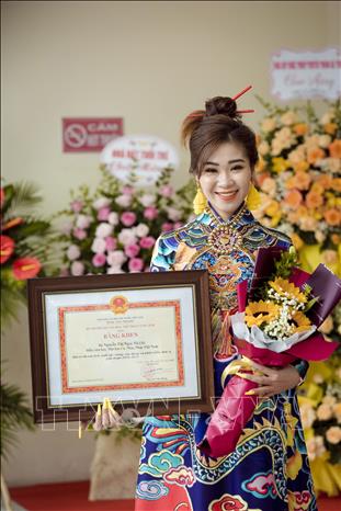 Trong ảnh: Đoàn viên Nguyễn Thị Ngọc Hà đón nhận Bằng khen của Bộ trưởng Bộ Văn hóa, Thể thao và Du lịch vì có thành tích đóng góp cho sự nghiệp xây dựng và phát triển của Nhà hát ca múa nhạc Việt Nam giai đoạn 2016- 2021. Ảnh: TTXVN phát