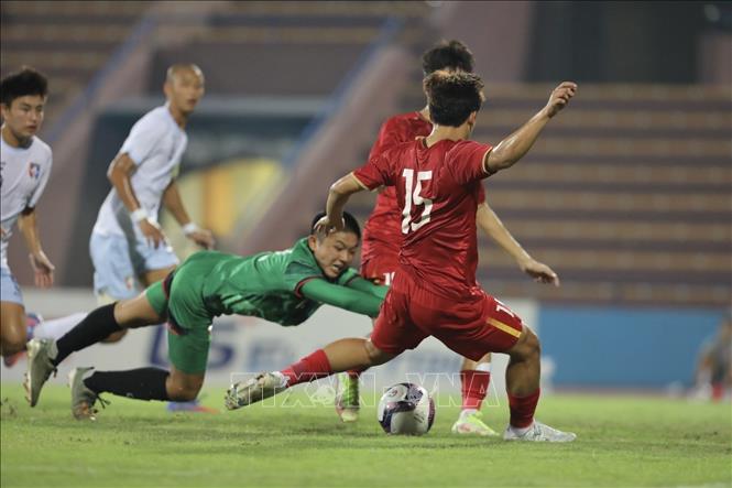 A shot by striker Bui Hoang Son (15) to the rival net. VNA Photo: Minh Quyết 