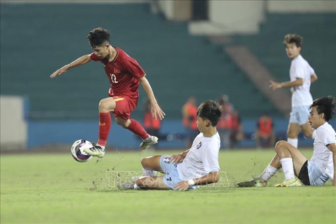 Vietnamese midfielder Van Nam (12) cross over the rival defending wall. VNA Photo: Minh Quyết 