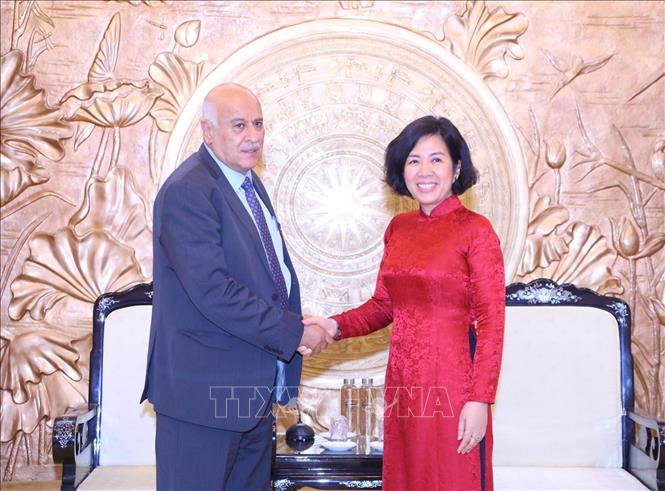 Phó Trưởng ban Thường trực Ban Đối ngoại Trung ương Nguyễn Thị Hoàng Vân và Thường trực Ban Bí thư Đảng Phong trào Giải phóng Dân tộc Palestine Jibril Alrjoub. Ảnh: Văn Điệp - TTXVN