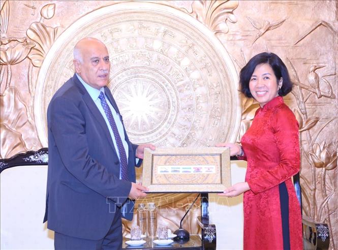 Phó Trưởng ban Thường trực Ban Đối ngoại Trung ương Nguyễn Thị Hoàng Vân tặng quà lưu niệm niệm Thường trực Ban Bí thư Đảng Phong trào Giải phóng Dân tộc Palestine Jibril Alrjoub. Ảnh: Văn Điệp - TTXVN
