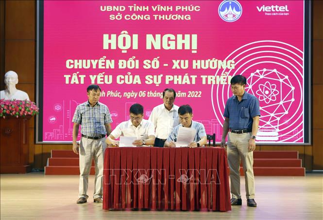 Trong ảnh: Ký kết hợp đồng hợp tác về chuyển đổi số giữa các doanh nghiệp điện với đơn vị Tập đoàn Viettel chi nhánh Vĩnh Phúc tại Hội nghị. Ảnh: Hoàng Hùng – TTXVN