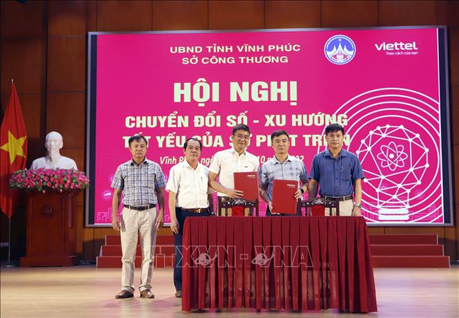 Trong ảnh: Ký kết hợp đồng hợp tác về chuyển đổi số giữa các doanh nghiệp điện với đơn vị Tập đoàn Viettel chi nhánh Vĩnh Phúc tại Hội nghị. Ảnh: Hoàng Hùng – TTXVN