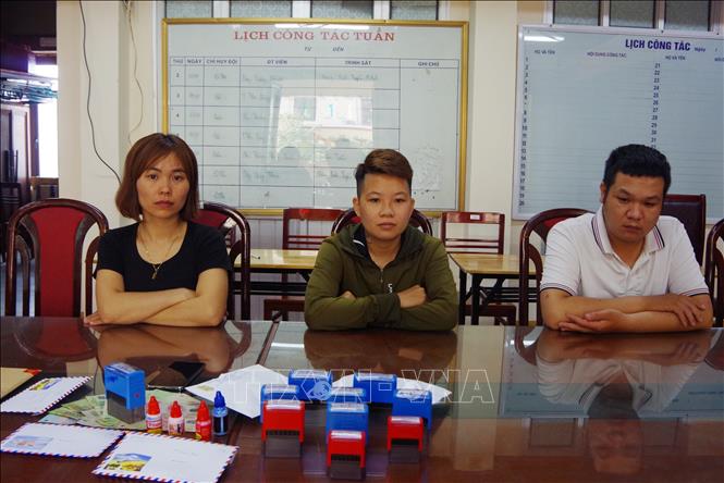 Các đối tượng trong vụ án (từ trái sang: Trần Thị Thu Vân, Nguyễn Thị Loan, Hoàng Minh Trung) và tang vật. Ảnh: TTXVN phát