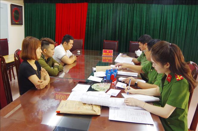 Công an tỉnh Thái Nguyên lấy lời khai các đối tượng trong vụ án. Ảnh: TTXVN phát