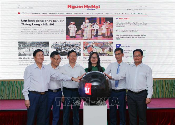 Đại biểu thực hiện nghi thức ra mắt Tạp chí điện tử Người Hà Nội. Ảnh: Thanh Tùng - TTXVN 