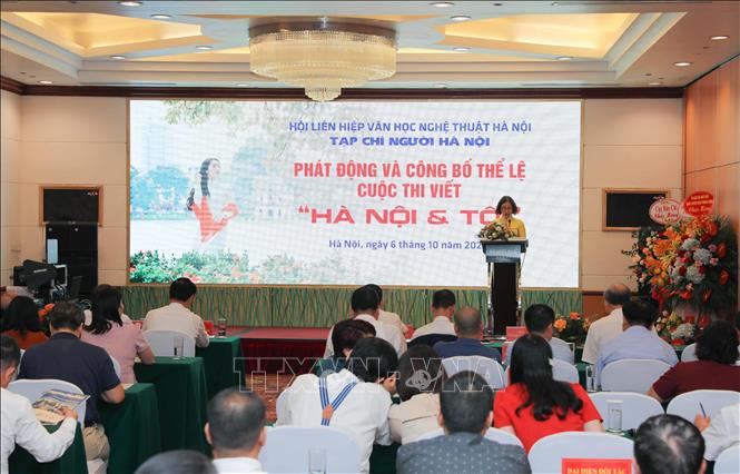Phát động cuộc thi viết “Hà Nội & Tôi” nhằm góp phần tôn vinh, lan tỏa những giá trị văn hóa truyền thống của Thăng Long – Hà Nội; cốt cách thanh lịch văn minh của người Hà Nội; sức quyến rũ, sự hội tụ bởi lòng nhân hậu, bao dung, chan hòa của đất và người kinh kỳ ngàn năm… Ảnh: Thanh Tùng - TTXVN 