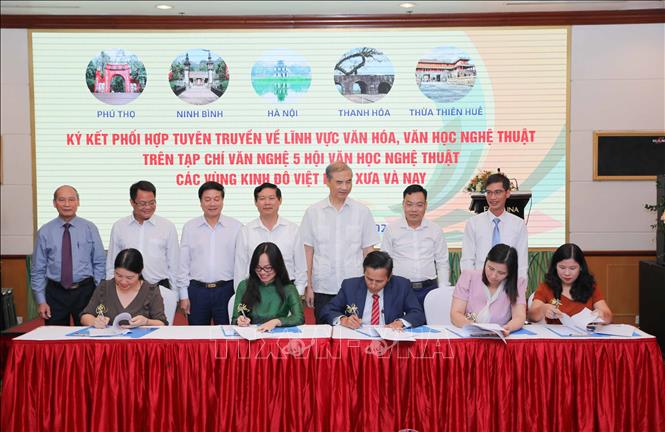 Đại diện lãnh đạo Tạp chí Người Hà Nội đã ký kết biên bản ghi nhớ với đại diện lãnh đạo các tạp chí Văn nghệ Đất Tổ, Văn nghệ Ninh Bình, Xứ Thanh, Sông Hương về việc “Phối hợp tuyên truyền về lĩnh vực văn hóa, văn học nghệ thuật trên Tạp chí văn nghệ 5 Hội VHNT các vùng kinh đô Việt Nam xưa và nay”. Ảnh: Thanh Tùng - TTXVN 