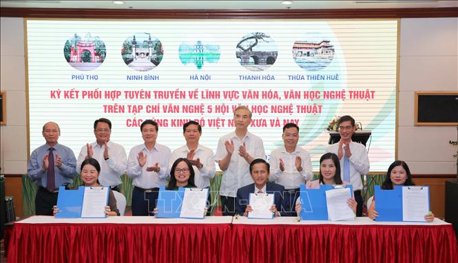 Đại diện lãnh đạo Tạp chí Người Hà Nội đã ký kết biên bản ghi nhớ với đại diện lãnh đạo các tạp chí Văn nghệ Đất Tổ, Văn nghệ Ninh Bình, Xứ Thanh, Sông Hương về việc “Phối hợp tuyên truyền về lĩnh vực văn hóa, văn học nghệ thuật trên Tạp chí văn nghệ 5 Hội VHNT các vùng kinh đô Việt Nam xưa và nay”. Ảnh: Thanh Tùng - TTXVN 