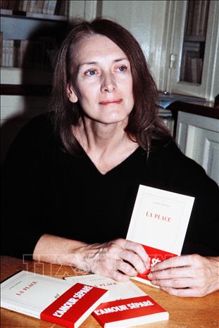 Trong ảnh (tư liệu): Nữ văn sĩ người Pháp Annie Ernaux tại Paris, ngày 12/11/1984. Ảnh: AFP/TTXVN