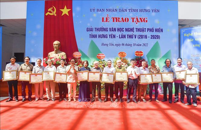 Phó Chủ tịch UBND tỉnh Hưng Yên Nguyễn Duy Hưng (thứ 6 bên phải) trao thưởng cho các tác giả đạt giải. Ảnh: Mai Ngoan - TTXVN