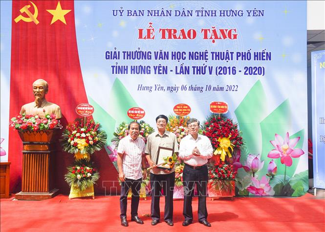 Chủ tịch Hội nhà văn Việt Nam Nguyễn Quang Thiều và Phó Chủ tịch UBND tỉnh Hưng Yên Nguyễn Duy Hưng trao giải Đặc biệt cho tác phẩm thơ của tác giả Nguyễn Khắc Hào. Ảnh: Mai Ngoan - TTXVN 