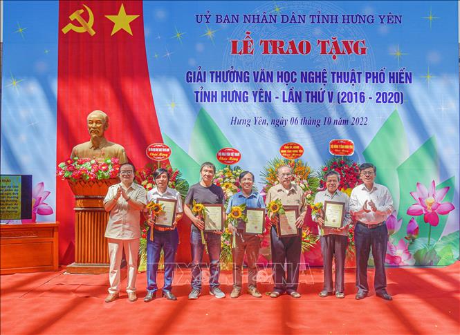 Phó Chủ tịch UBND tỉnh Hưng Yên Nguyễn Duy Hưng (bên phải) và lãnh đạo hội VHNT tỉnh trao thưởng cho các tác giả đạt giải. Ảnh: Mai Ngoan - TTXVN 
