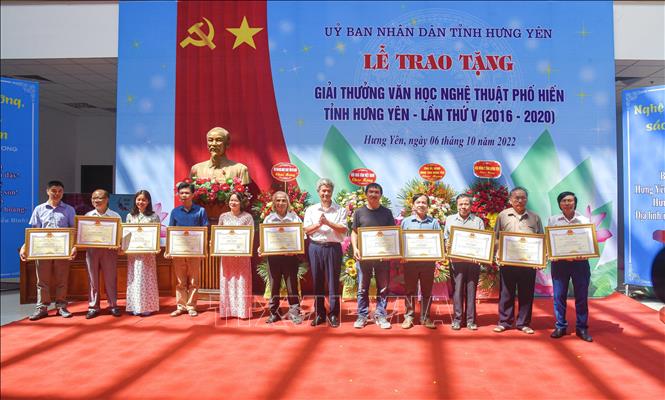 Trưởng Ban Tuyên giáo Tỉnh ủy Hưng Yên Đào Hồng Vận (giữa) trao thưởng cho các tác giả có tác phẩm đạt giải. Ảnh: Mai Ngoan - TTXVN 
