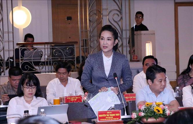 Bà Nguyễn Thị Thanh Thúy, Phó Giám đốc Sở Văn hóa Thể thao Thành phố ghi nhận ý kiến đề xuất của các doanh nghiệp du lịch Thành phố. Ảnh: Xuân Khu-TTXVN