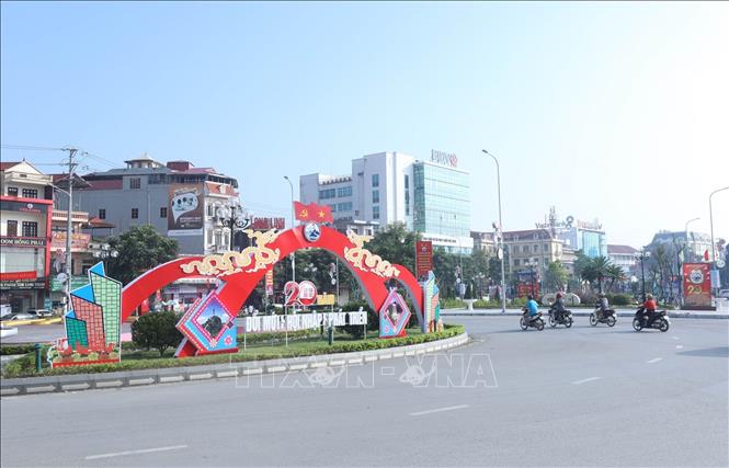 Trong ảnh: Trang hoàng đường phố nhân kỷ niệm 20 năm thành lập thành phố Lạng Sơn. Ảnh: Anh Tuấn – TTXVN