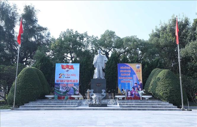 Trong ảnh: Trang trí tượng đài Hoàng Văn Thụ nhân kỷ niệm 20 năm thành lập thành phố Lạng Sơn. Ảnh: Anh Tuấn – TTXVN