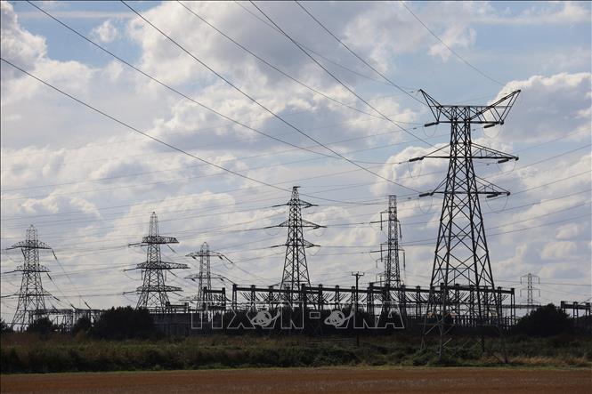 Trong ảnh: Mạng lưới điện gần Scunthorpe, Anh ngày 6/9/2022. Ảnh: AFP/TTXVN