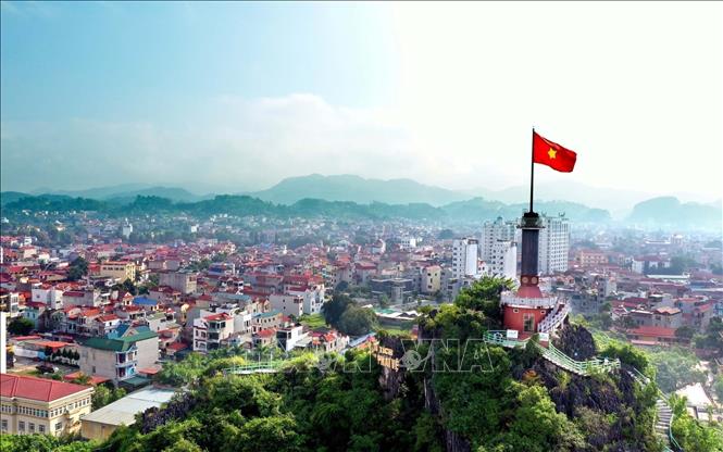 Trong ảnh: Thành phố Lạng Sơn nhìn từ phía Cột cờ núi Phai Vệ. Ảnh: Anh Tuấn - TTXVN

