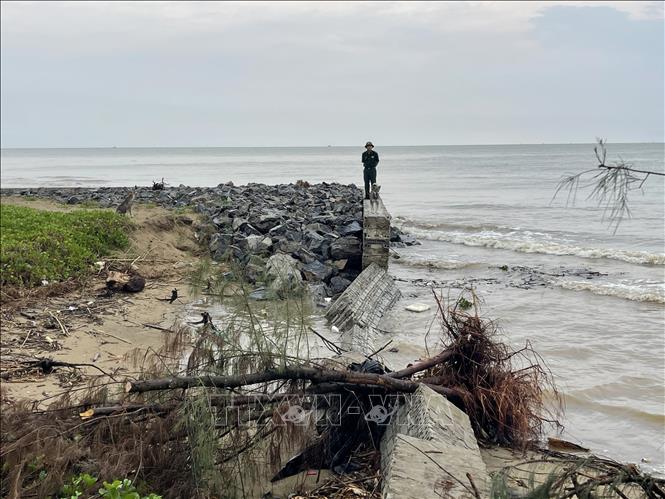 Trong ảnh: Tường bao đổ cột bê tông kiên cố của gia đình bà Bùi Thị Thương, thôn Tân Xuân, bị sóng biển đánh vỡ tung thành nhiều đoạn. Ảnh: Hoa Mai - TTXVN