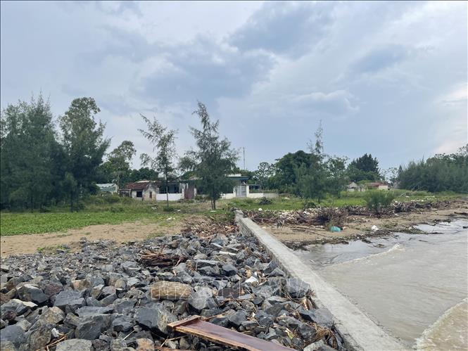 Trong ảnh: Mép biển vào gần và ngày càng lấn sâu vào khu dân cư. Ảnh: Hoa Mai - TTXVN