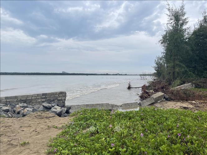 Trong ảnh: Tường bao đổ cột bê tông kiên cố của gia đình bà Bùi Thị Thương, thôn Tân Xuân bị sóng biển đánh vỡ tung thành nhiều đoạn. Ảnh: Hoa Mai - TTXVN