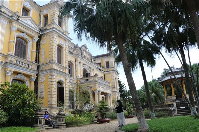 Khai Tuong house was built in 1918. As the most important building in the An Dinh Palace complex, it has three floors, 22 rooms and Roman design influences. VNA Photo: Đỗ Trưởng