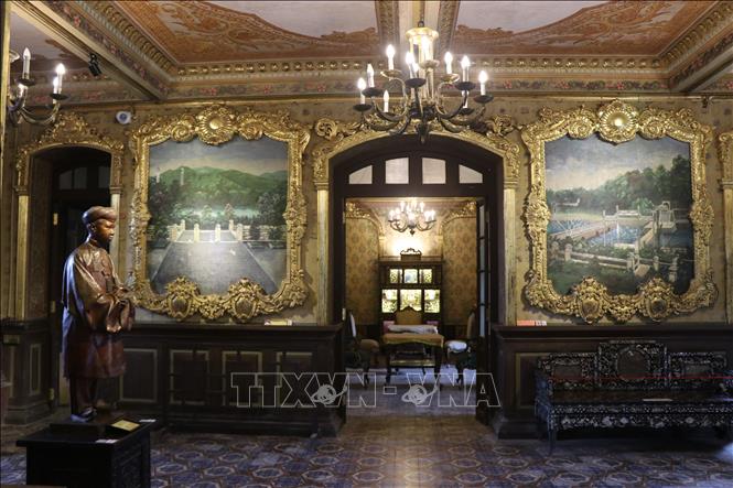 At the entrance are six murals commissioned by Khai Dinh depicting the tombs of his predecessors. VNA Photo: Đỗ Trưởng