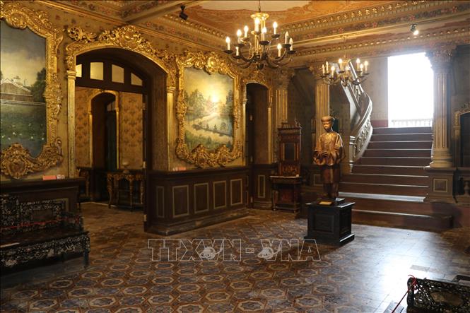 The building has a total of 22 rooms. The first floor has seven lavishly decorated rooms. The second floor has eight rooms for living and relaxation while the third floor has seven rooms, the residence of Empress Dowager Tu Cung and the place of worship. VNA Photo: Đỗ Trưởng