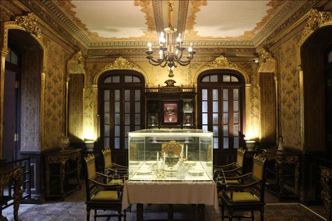 The Western-style living and dining rooms are located on opposite sides of the main hall. VNA Photo: Đỗ Trưởng