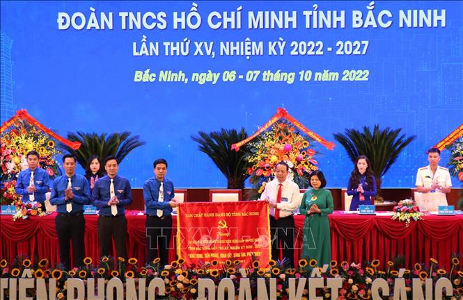 Trong ảnh: Đảng bộ tỉnh Bắc Ninh tặng bức trướng “Khát vọng - Tiên phong - Đoàn kết - Sáng tạo - Phát triển” cho Tỉnh Đoàn Bắc Ninh. Ảnh: Thanh Thương- TTXVN