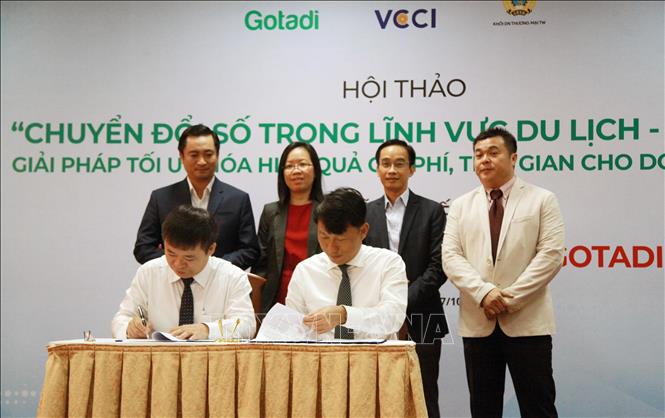 Trong ảnh: Đại diện VCCI chi nhánh Thành phố Hồ Chí Minh và GOTADI ký kết thỏa thuận hợp tác (MOU) về hỗ trợ doanh nghiệp du lịch - lữ hành chuyển đổi số. Ảnh: Mỹ Phương - TTXVN.