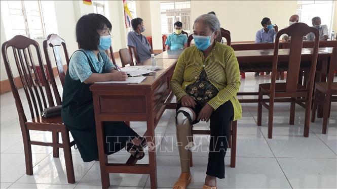 Trong ảnh: Phan Bích Ngân (trái) hỗ trợ hội viên Hội Phụ nữ khuyết tật thành phố Cần Thơ các vấn đề về pháp lý. Ảnh: TTXVN phát