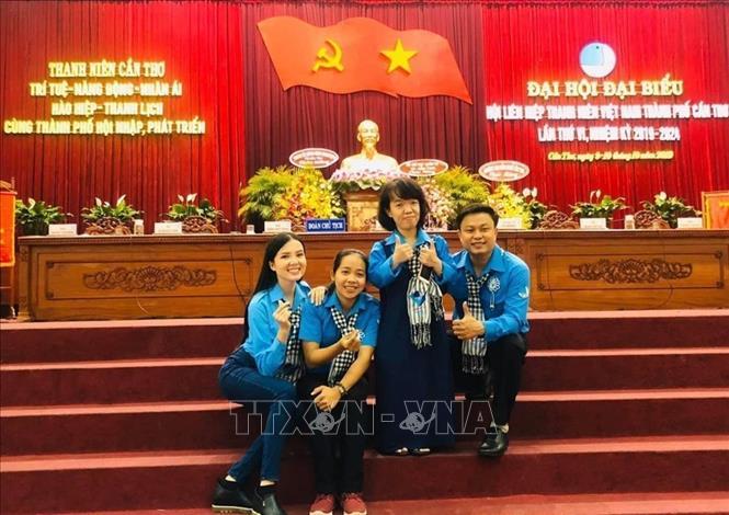 Trong ảnh: Phan Bích Ngân (thứ 2 từ phải sang) nhận được nhiều giải thưởng từ Hội Liên hiệp Thanh niên Việt Nam thành phố Cần Thơ. Ảnh: TTXVN phát