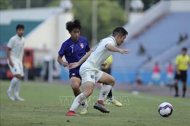 Pha tấn công bên hành lang cánh phải của cầu thủ U17 Thái Lan. Ảnh: Minh Quyết - TTXVN