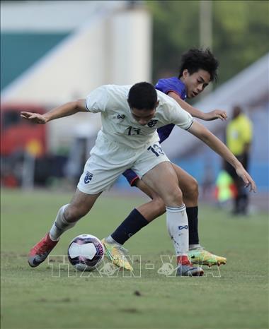 Pha che chắn bóng của cầu thủ Sarayawat (số 13, U17 Thái Lan). Ảnh: Minh Quyết - TTXVN