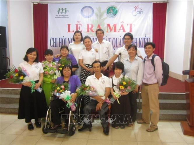 Trong ảnh: Phan Bích Ngân (hàng đầu bên trái) nhận được nhiều giải thưởng từ Hội Liên hiệp phụ nữ thành phố Cần Thơ. Ảnh: TTXVN phát