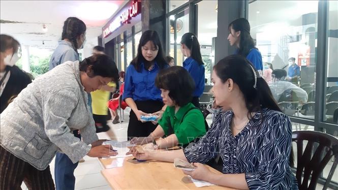 Trong ảnh: Phan Bích Ngân (thứ 2 từ  phải sang) hỗ trợ giới thiệu việc làm cho hội viên khuyết tật. Ảnh: TTXVN phát