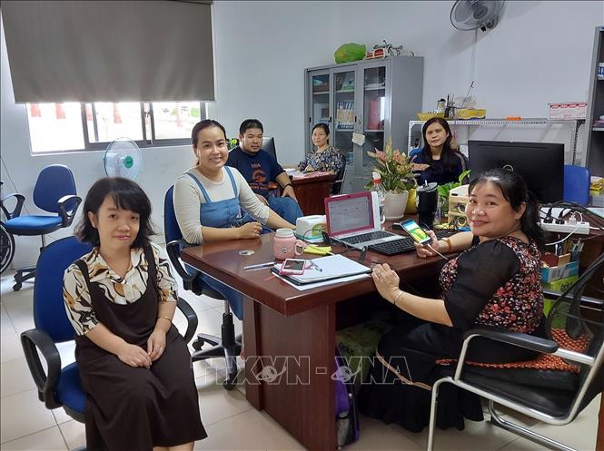 Trong ảnh: Phan Bích Ngân (trái) làm việc tại Hội Người khuyết tật thành phố Cần Thơ. Ảnh: TTXVN phát