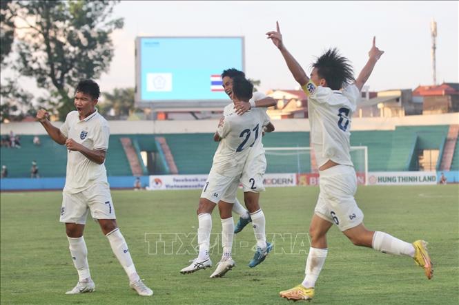 Các cầu thủ U17 Thái Lan ăn mừng bàn thắng nâng tỷ số lên 2-1 của cầu thủ Phongpech (số 21). Ảnh: Minh Quyết - TTXVN